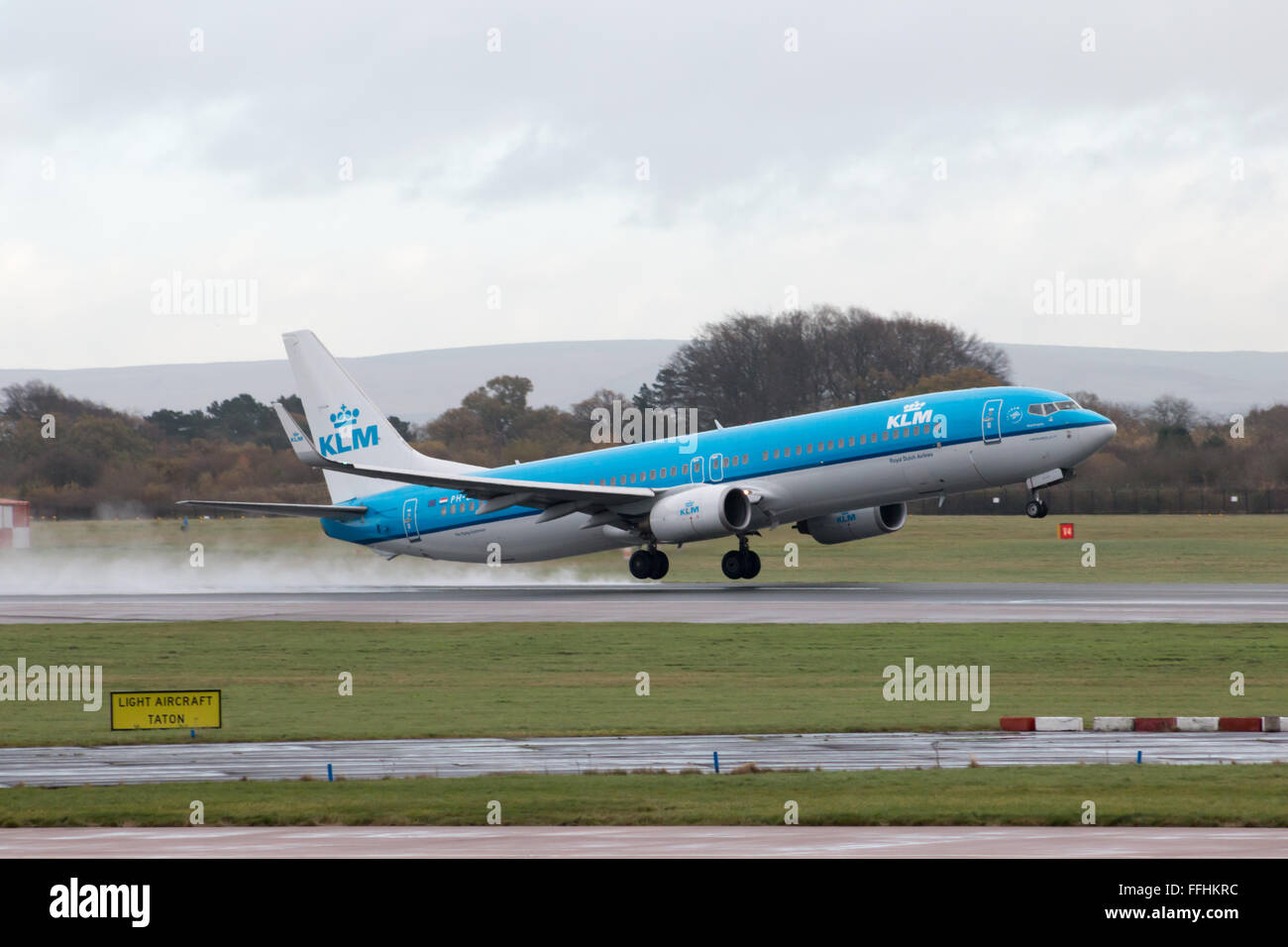 Boeing 737-900 KLM schmalem Rumpf Passagier Flugzeug (PH-BXR, "Die Nachtigall") nehmen off aus Manchester International Airport. Stockfoto