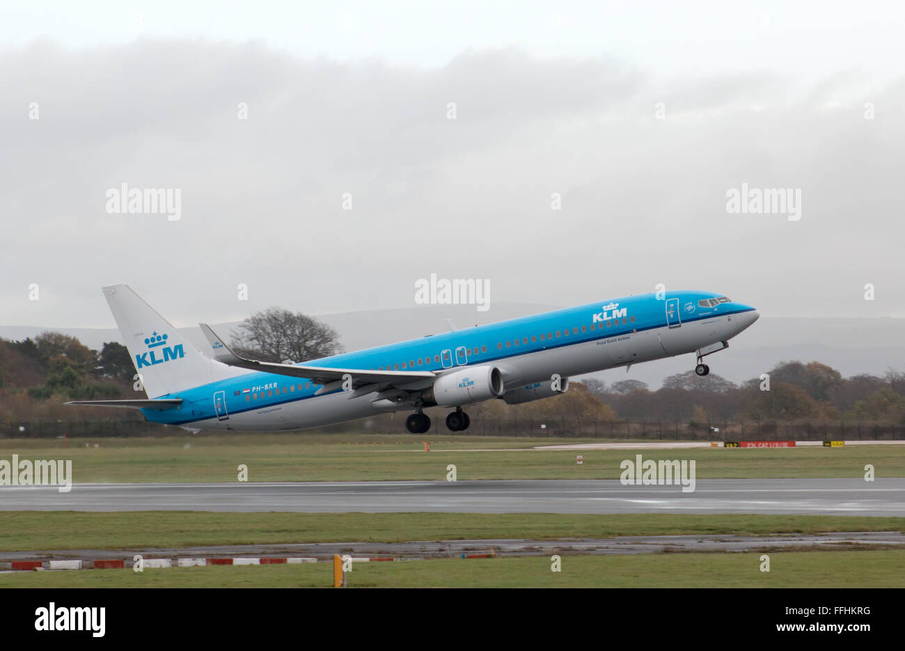 Boeing 737-900 KLM schmalem Rumpf Passagier Flugzeug (PH-BXR, "Die Nachtigall") nehmen off aus Manchester International Airport. Stockfoto