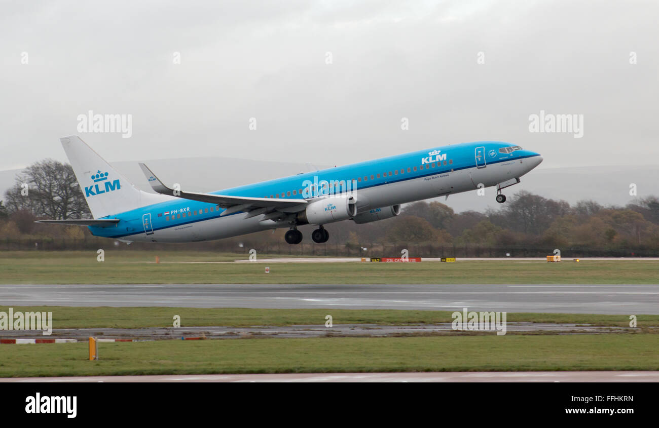 Boeing 737-900 KLM schmalem Rumpf Passagier Flugzeug (PH-BXR, "Die Nachtigall") nehmen off aus Manchester International Airport. Stockfoto