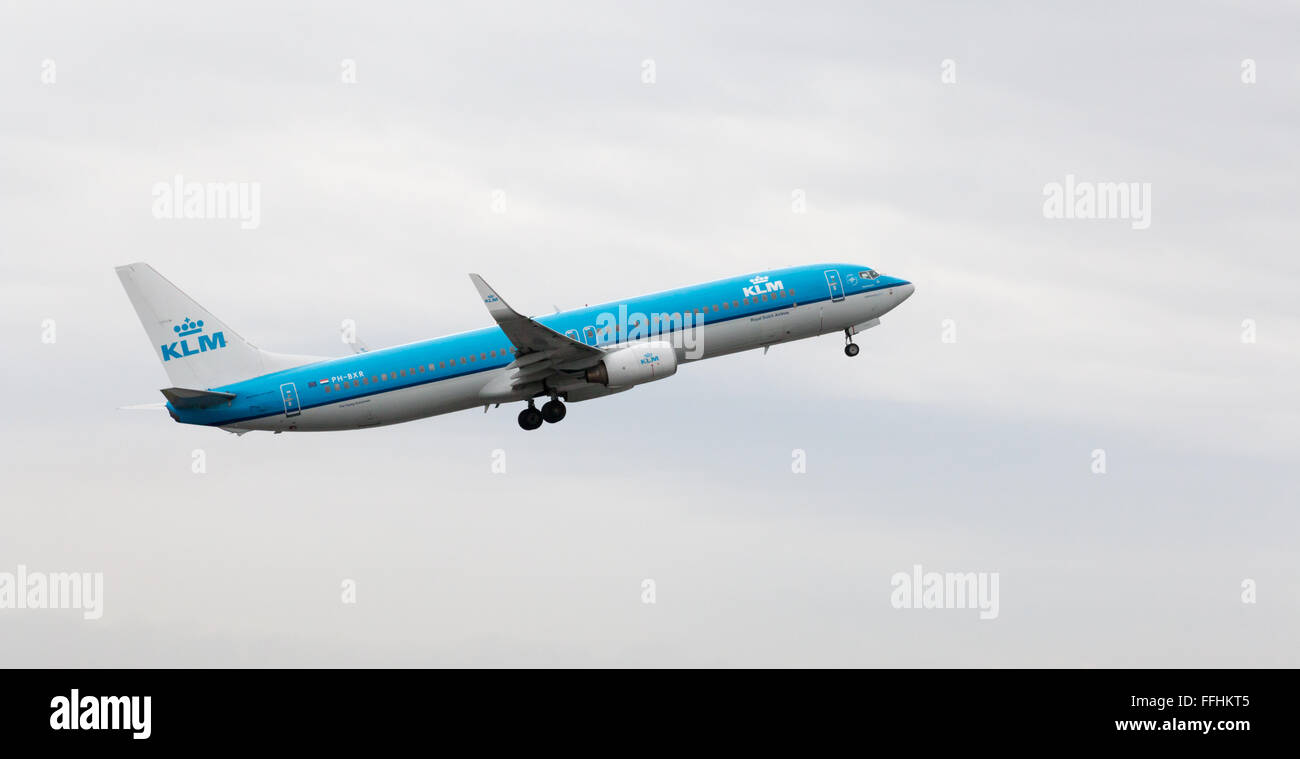 Boeing 737-900 KLM schmalem Rumpf Passagier Flugzeug (PH-BXR, "Die Nachtigall") nehmen off aus Manchester International Airport. Stockfoto