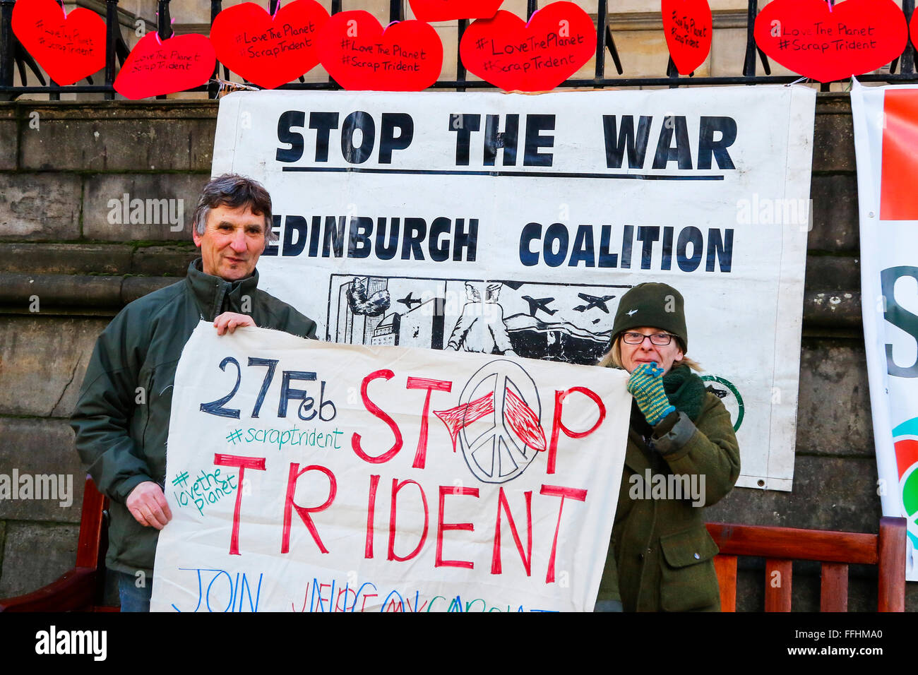 Edinburgh, Schottland. 14. Februar 2016. Die Kampagne "Stop Trident" statt Kundgebungen in ganz Schottland einschließlich Edinburgh und Glasgow, markieren Sie die Zahl der Menschen, die starben an den Folgen der nuklearen Bombardierung von Hiroshima und Nagasaki im 2. Weltkrieg und die größeren Demonstartion in London am 27. Februar machen. Zur Darstellung der Bombe Opfer, rote 140.000 Origami-Kraniche werden vertreibt als ein Symbol der Erinnerung und des Friedens. Bildnachweis: Findlay/Alamy Live-Nachrichten Stockfoto