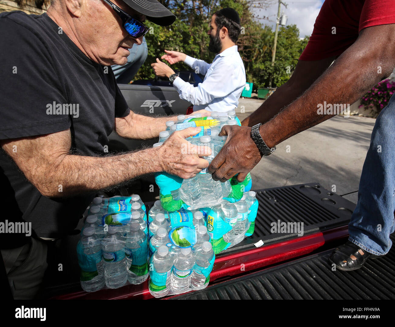 Florida, USA. 14. Februar 2016. Palm Beach Synagoge gesammelte Wasser für Flint, Michigan Sonntag, 14. Februar 2016. '' Wenn alle Stellplätze in, wir einen Unterschied machen können", sagte Rabbi Moshe Scheiner (Mitte). Auf der linken Seite ist William Sternberg; auf der rechten Seite ist Rudley Blackwood. Bildnachweis: Bruce R. Bennett/der Palm Beach Post/ZUMA Draht/Alamy Live-Nachrichten Stockfoto