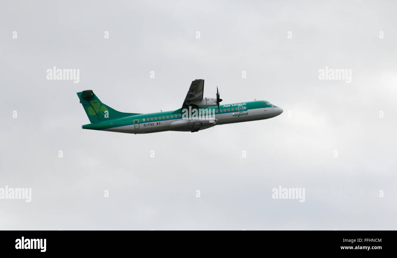 Aer Lingus Regional ATR 72-600 zweimotorigen Turboprop Kurzstrecke Regionalverkehrsflugzeug (EI-FAU, "St. Wachposten") abheben. Stockfoto