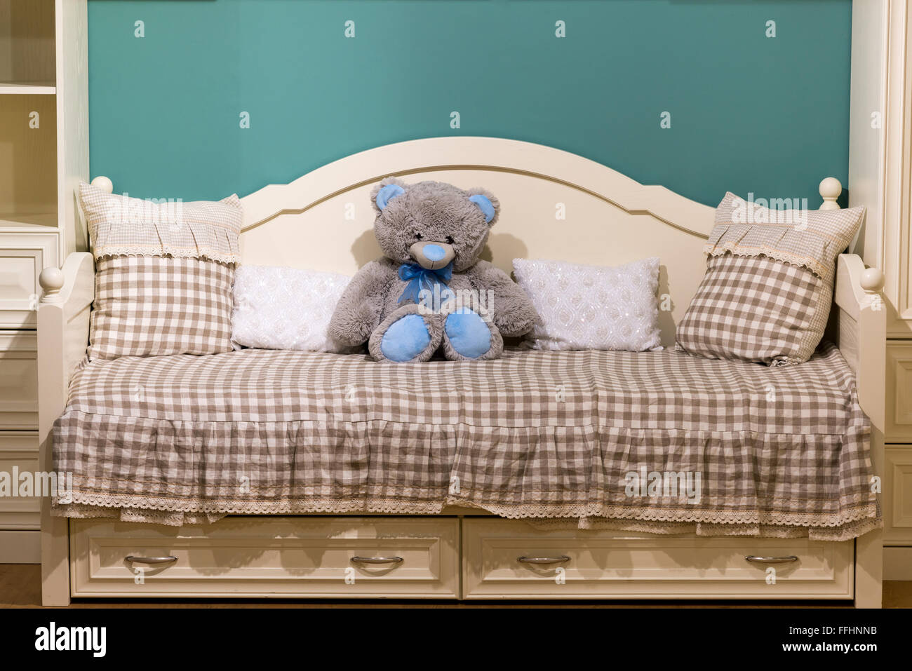 Detail der Schlafzimmer für Mädchen mit Teddybär Stockfoto