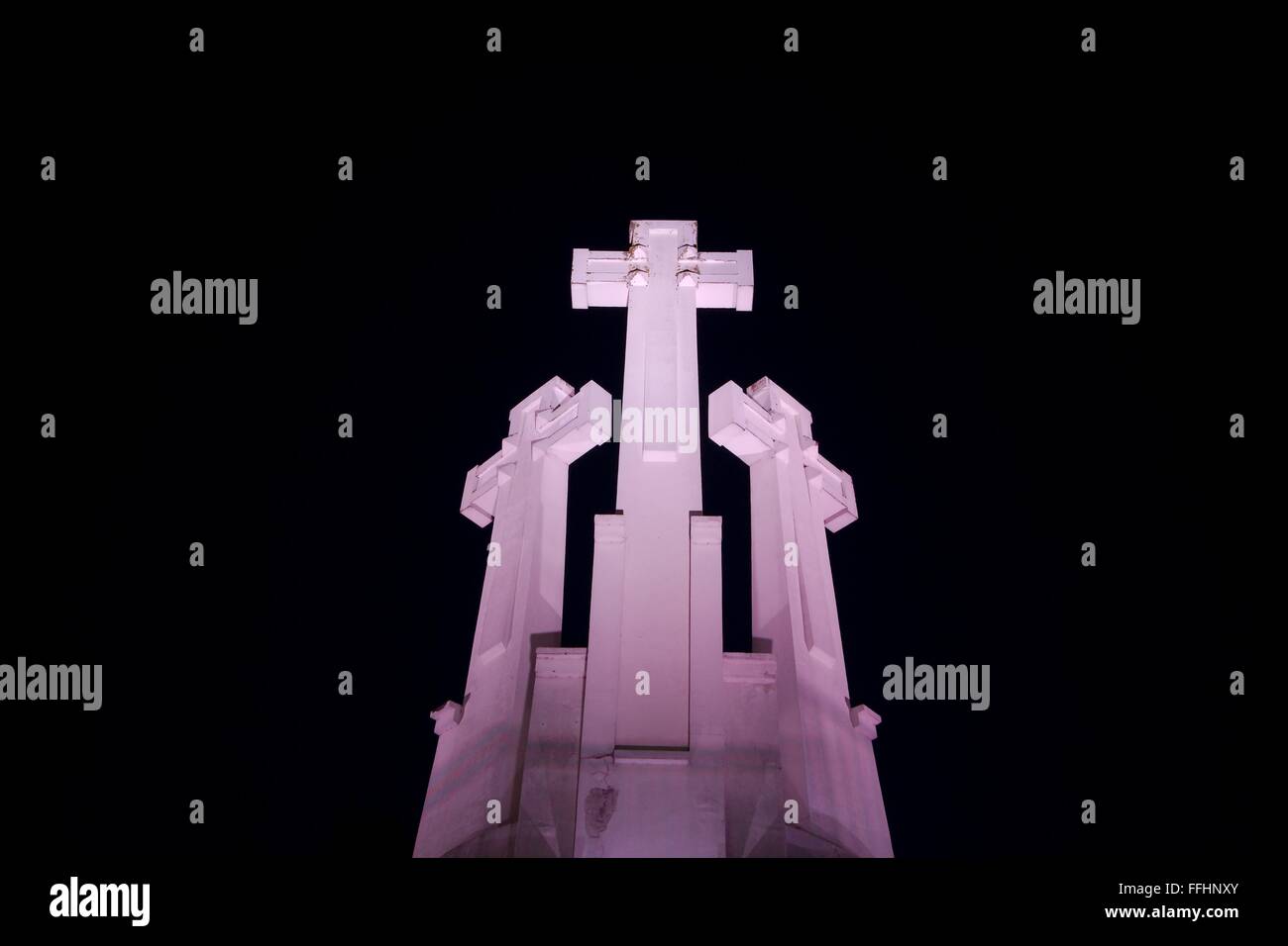 Kreuze in der Nacht Stockfoto