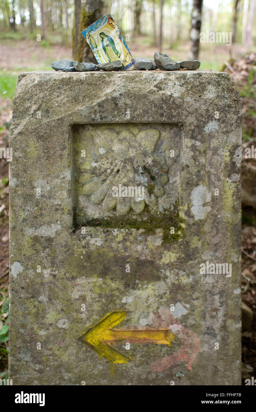Jakobsweg, Jacobean Route. Ein Schild zeigt den Pilger, wo er die Art und Weise weiter. Signal auf einer Postkarte von der Jungfrau Maria Stockfoto
