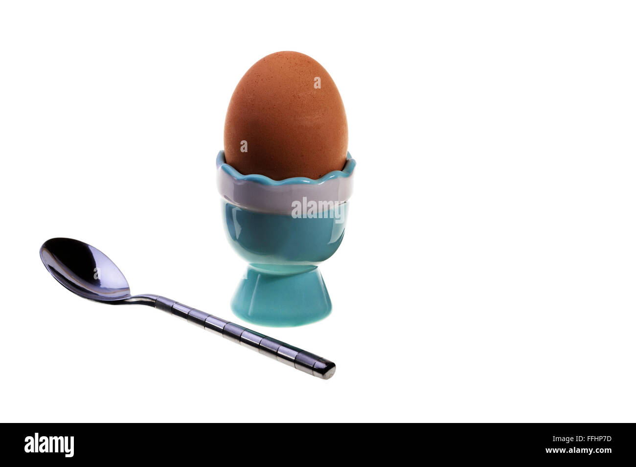 Gekochtes Huhn Ei in eine verglaste Keramik Eierbecher mit Löffel. Stockfoto
