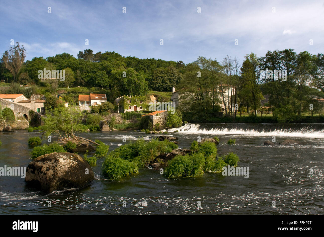 Jakobsweg, Jacobean Route. Häuser am Fluss Tambre Ponte Maceira vorbei. A Coruña. Der Jakobsweg, St. James's Pa Stockfoto