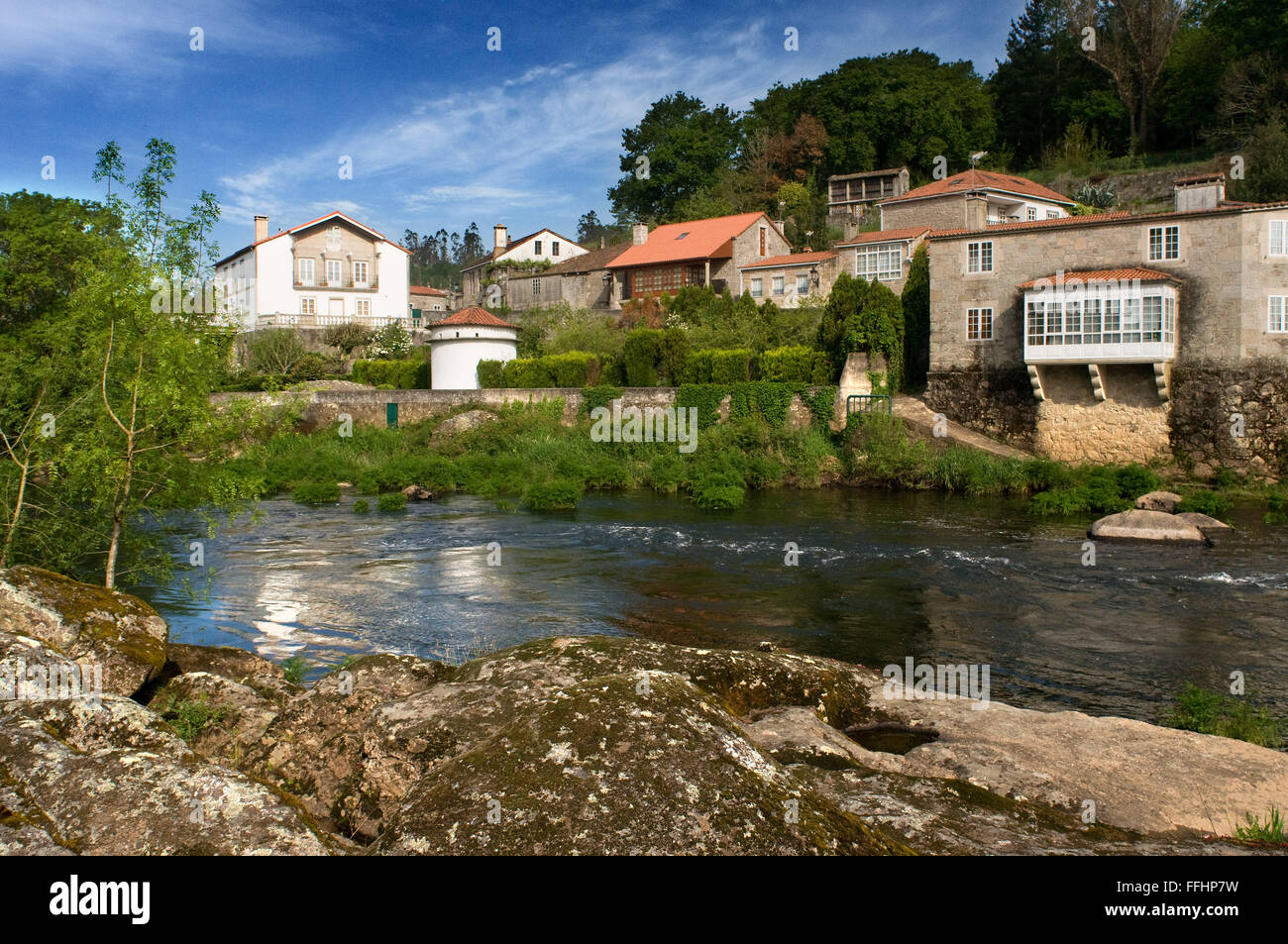 Jakobsweg, Jacobean Route. Häuser am Fluss Tambre Ponte Maceira vorbei. A Coruña. Der Jakobsweg, St. James's Pa Stockfoto
