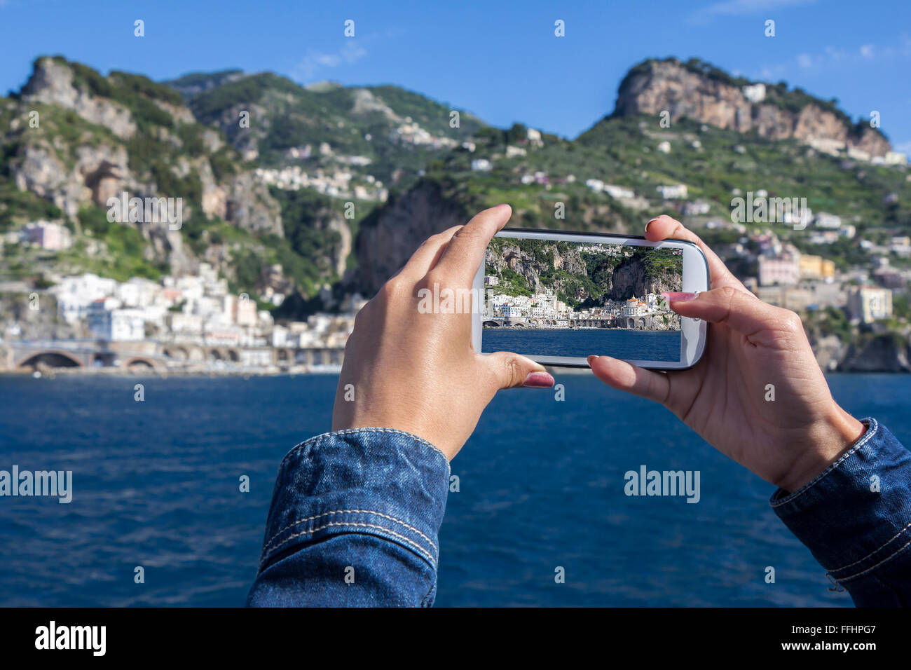 Young Girl Aufnahme Bilder verwenden Handy Atrani am berühmten Amalfiküste, Kampanien, Italien Stockfoto