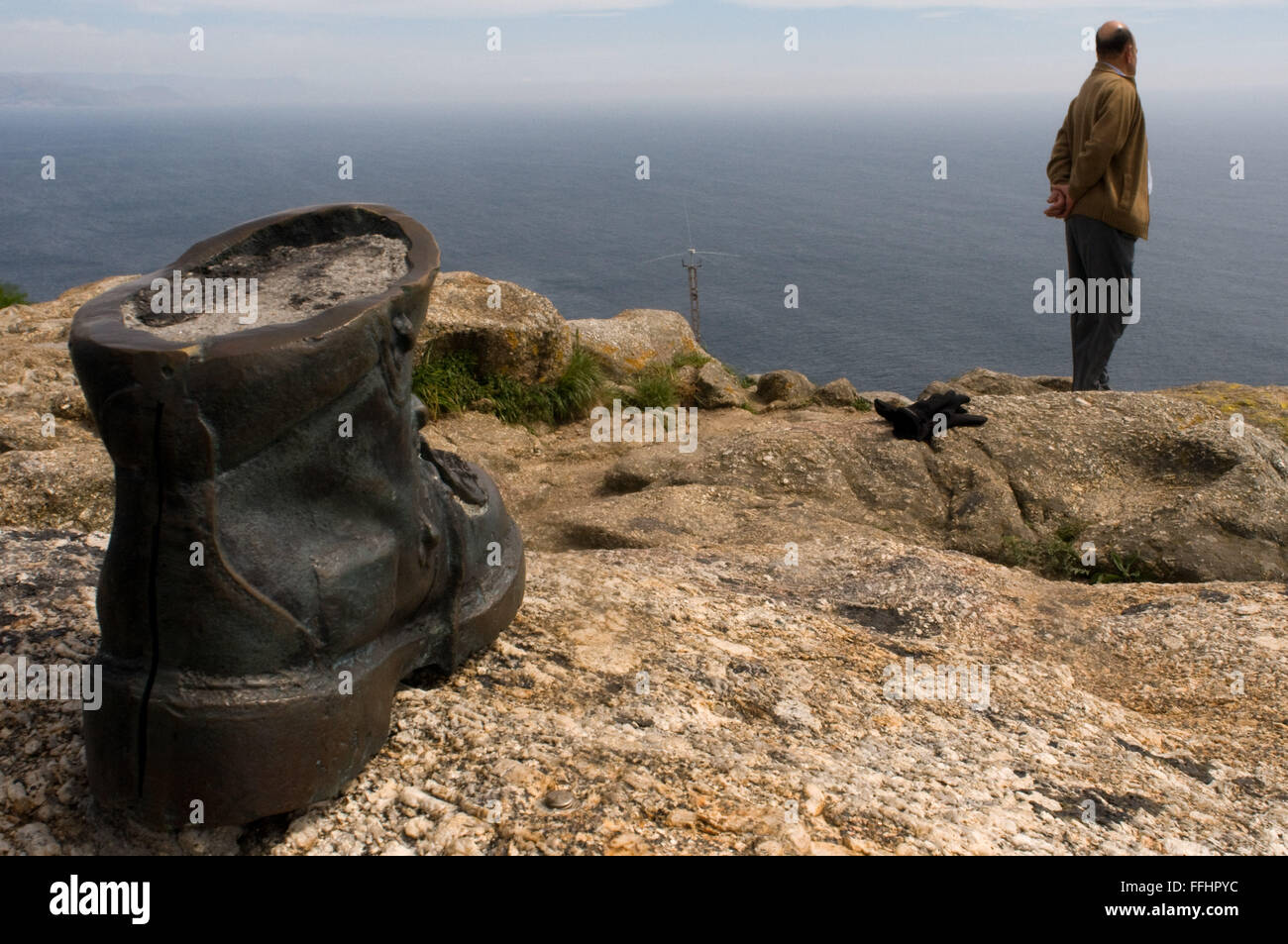 Jakobsweg, Jacobean Route. Finis Terrae Boot Skulptur. Fisterre, Finisterre, A Coruña. Eine stiefelförmige Skulptur zahlt homa Stockfoto