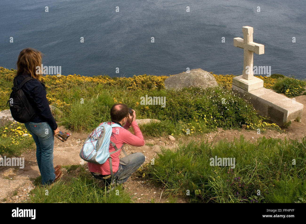Jakobsweg, Jacobean Route. Finis Terrae, Fisterre, Finisterre, A Coruña. Ein Steinkreuz auf der Rückseite der Faro de Finiste Stockfoto