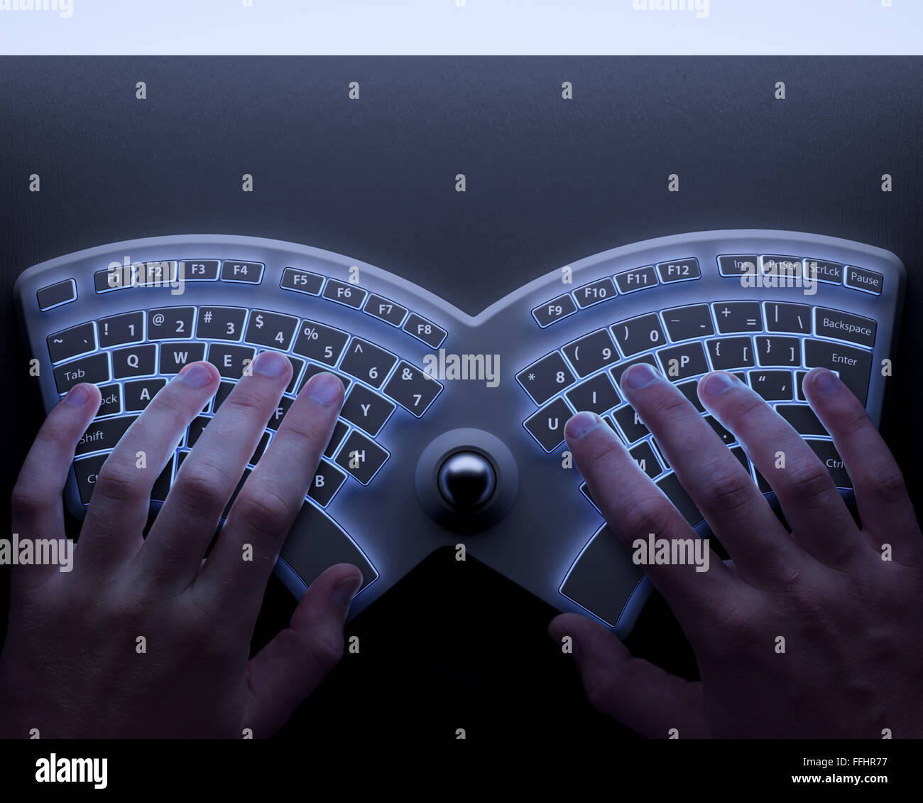 Menschliche Hände mit konzeptionellen ergonomische Tastatur Stockfoto