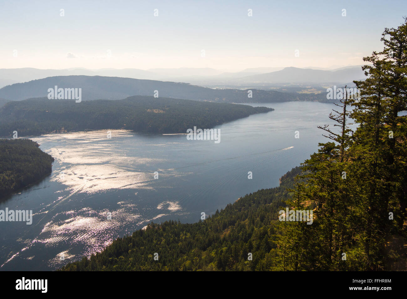 Blick auf Sansum Narrows von Baynes Peak am Gipfel des Mount Maxwell, Salt Spring Island, BC, Kanada. Vancouver Island auf linken Seite. Stockfoto