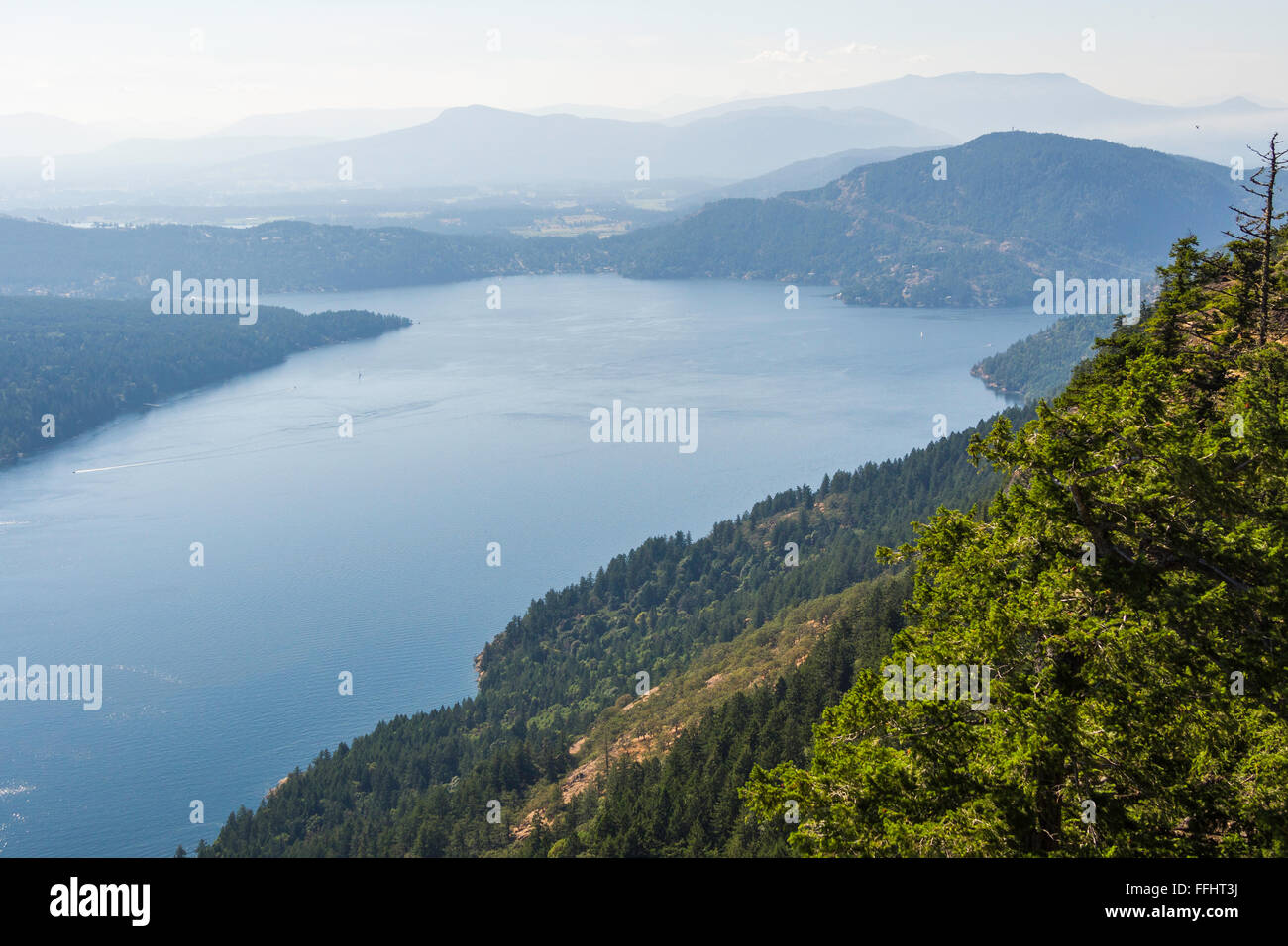 Blick auf Sansum Narrows von Baynes Peak am Gipfel des Mount Maxwell, Salt Spring Island, BC, Kanada. Vancouver Island auf linken Seite. Stockfoto