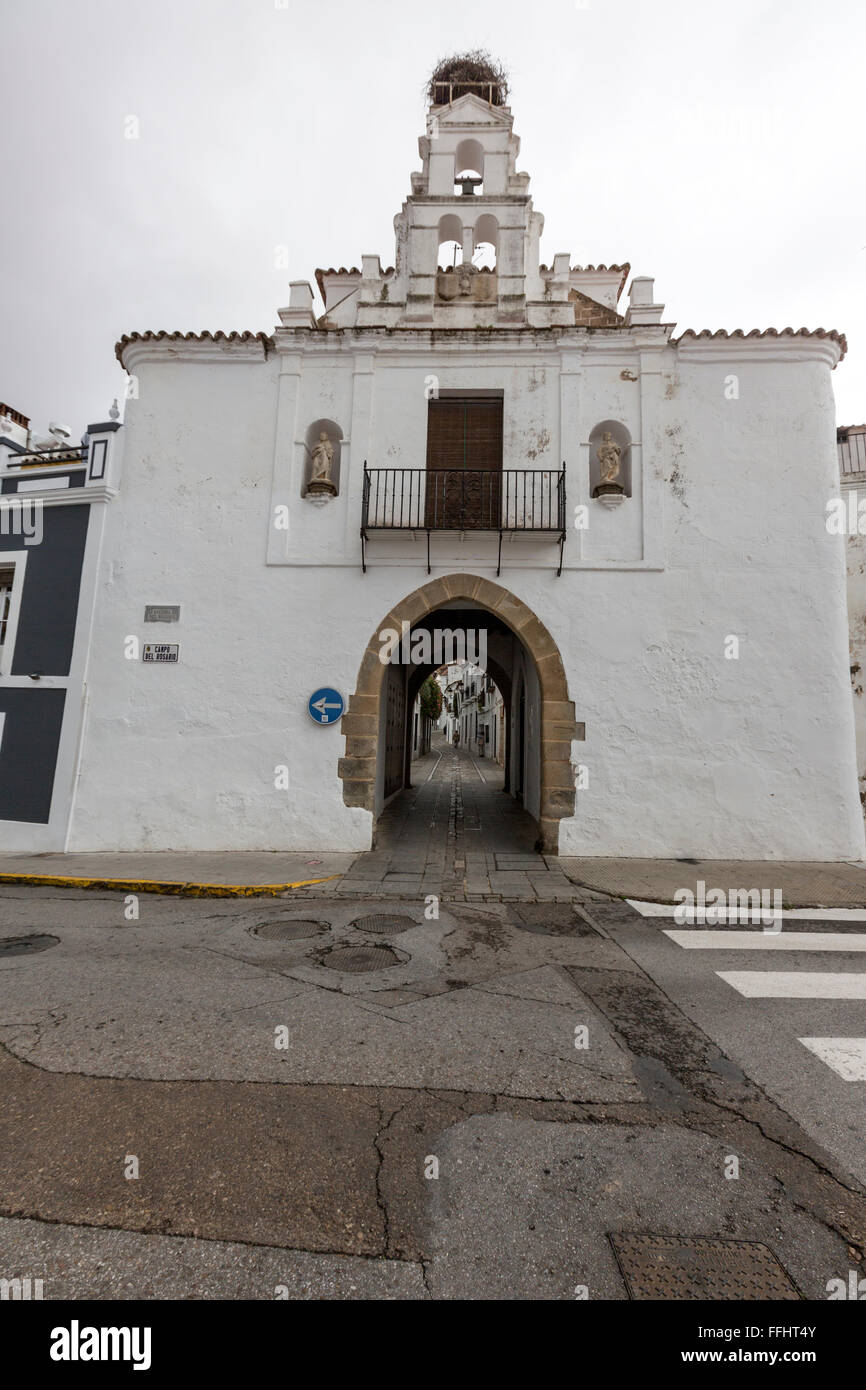 Puerta de Jerez mit Kirchturm mit einem Nest Storch, Zafra, Extremadura, Spanien Stockfoto