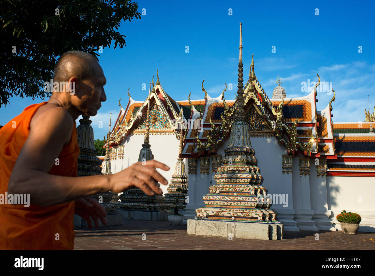 Buddhist monk inside wat pho temple -Fotos und -Bildmaterial in hoher ...