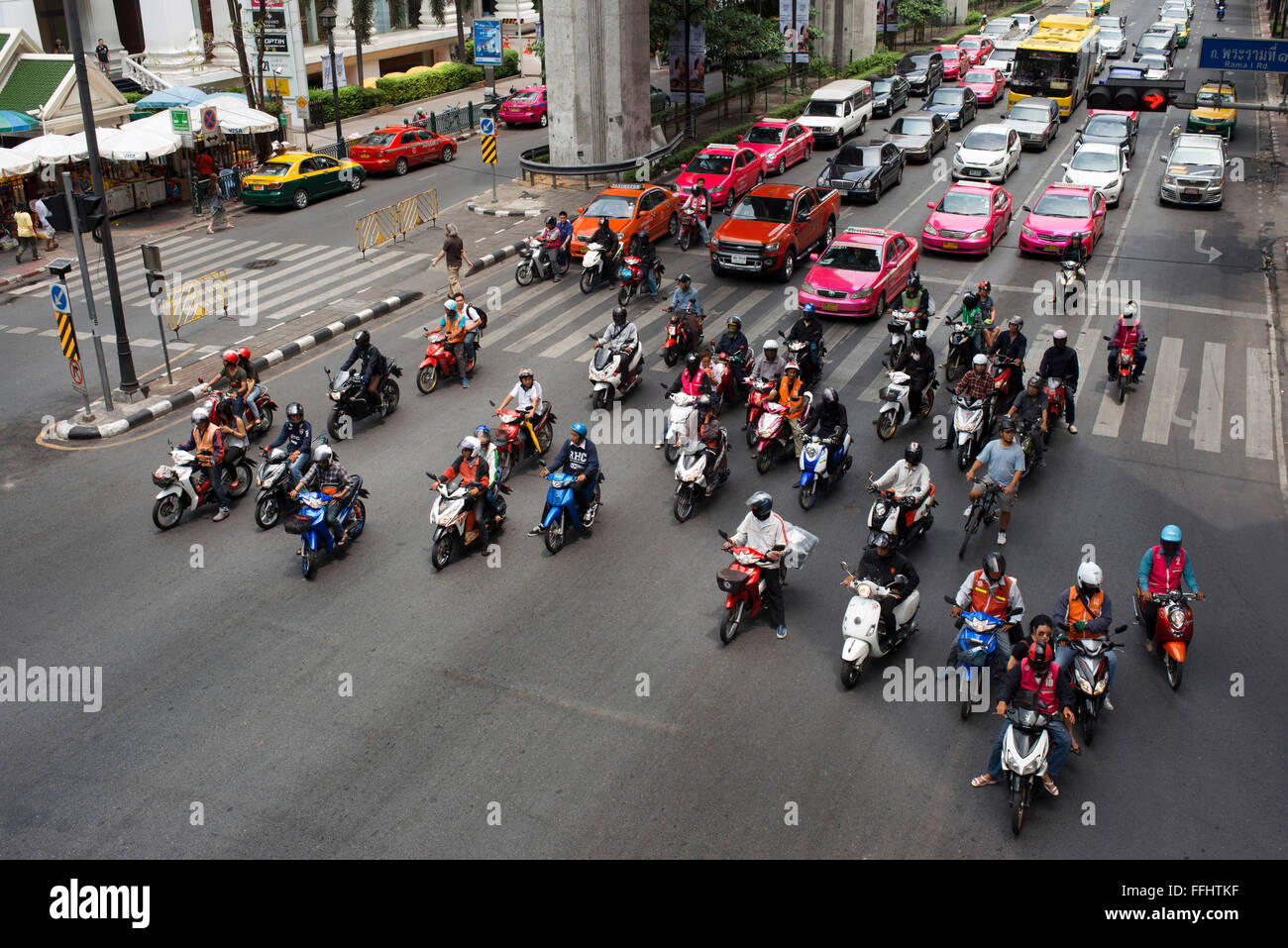 Verkehr in Bangkok in der Nähe von MBK Center Thailand in Südostasien. Motorräder sind in Thailand allgegenwärtig, Helme jedoch nicht. Activis Stockfoto