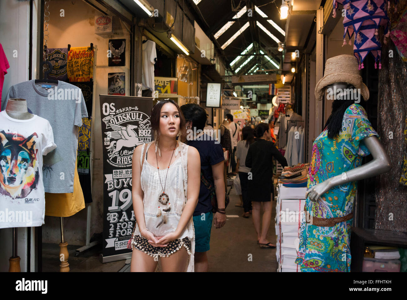 Frau, Kauf von Kleidung in den Läden am Chatuchak Weekend Market oder Jatujak Market; ist eines der weltweit größten Wochenende Märkte Bucht Stockfoto