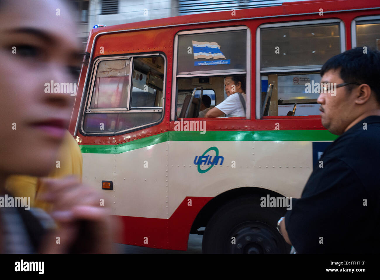 Öffentlicher Bus auf der Straße. Blick auf Thanon Yaowarat Straße bei Nacht in Zentralthailand Chinatown-Viertel von Bangkok. Yaowarat ein Stockfoto