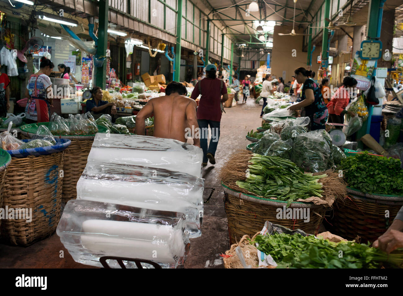 Eis Verkäufer. Landwirtschaftliches Erzeugnis Zentralmarkt Wang Burapha Phirom. Ban Mo Straße. Bangkok. Asien. Pak Khlong Talat (Flower Mark Stockfoto