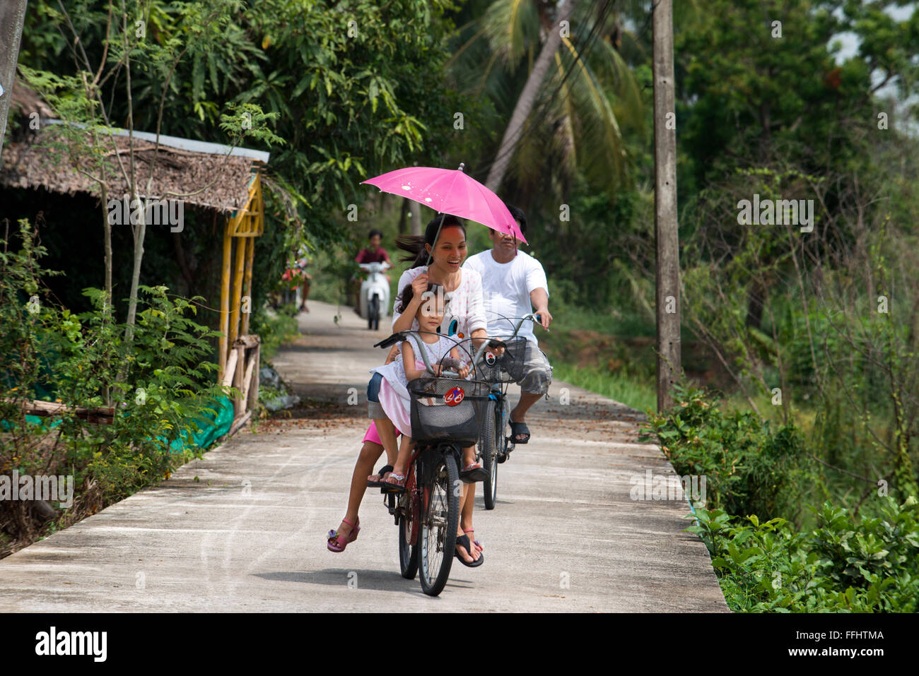 Asiatische Touristen rund um die Insel mit dem Fahrrad. Ko Kret (auch Koh Kred) ist eine Insel im Fluss Chao Phraya, 20 km nördlich von Bangko Stockfoto