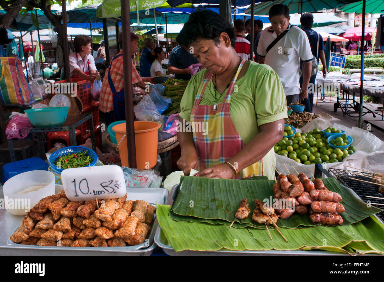 Essensstände in Tha Chang Pier 9. Frau verkauft Frühlingsrollen. Bangkok. Thailand. Phra Chan Road Dutzende von Ständen haben hübsche mu Stockfoto
