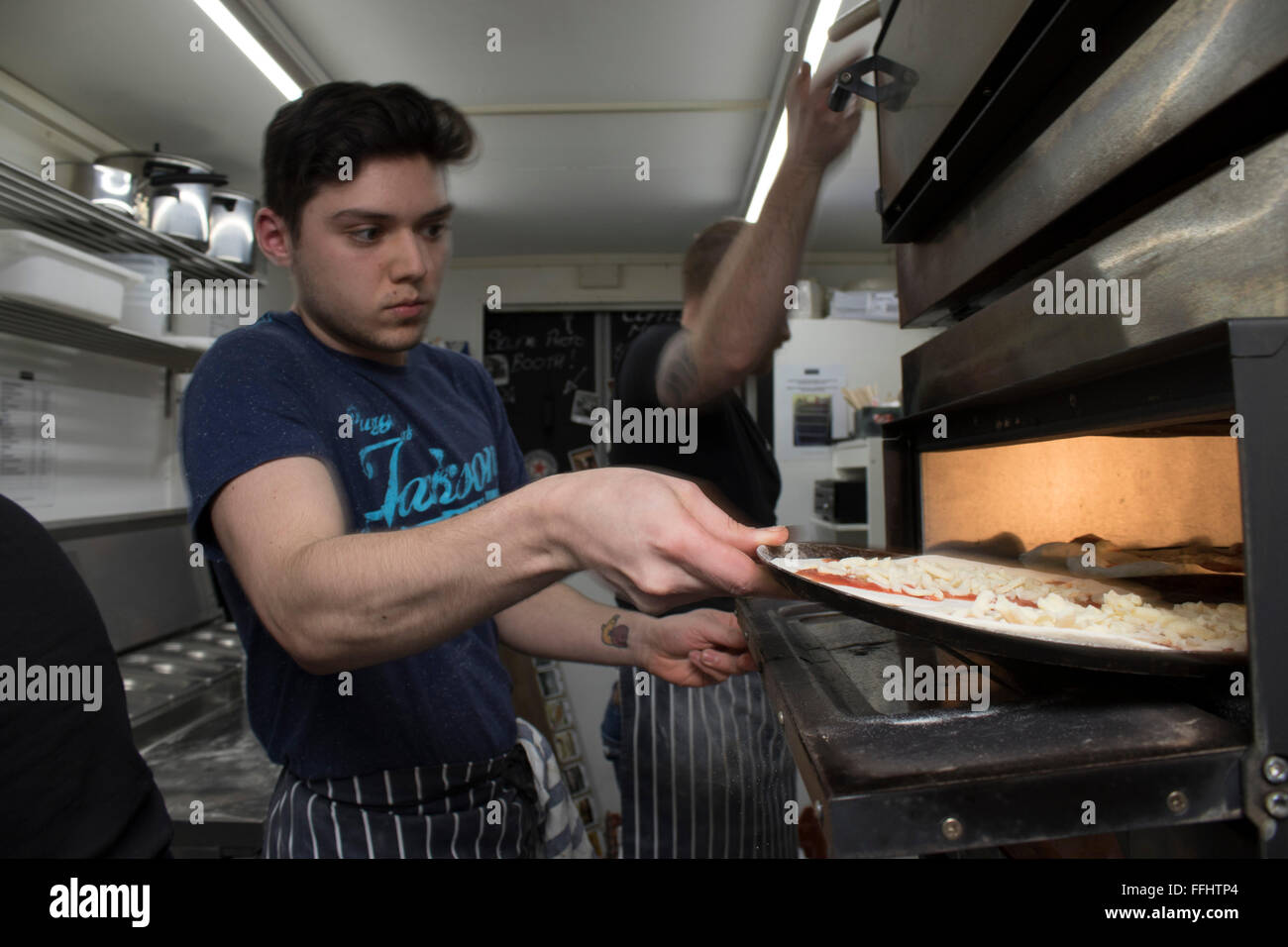 Mitarbeiter bei Pizza Pronto gekocht 150 Pizzen am Valentinstag, Obdachlose im Zentrum Huggard zu ernähren Stockfoto