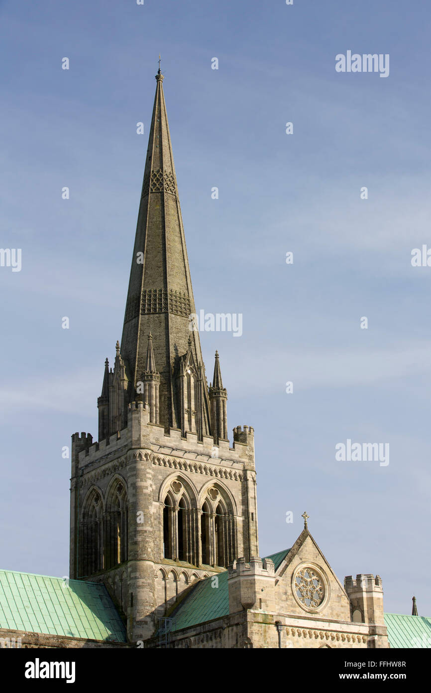 Der hohe Turm der Heiligen Dreifaltigkeit Kathedrale von Chichester. Eine Ansicht, die die Skyline in dieser historischen Stadt West Sussex dominiert. Stockfoto