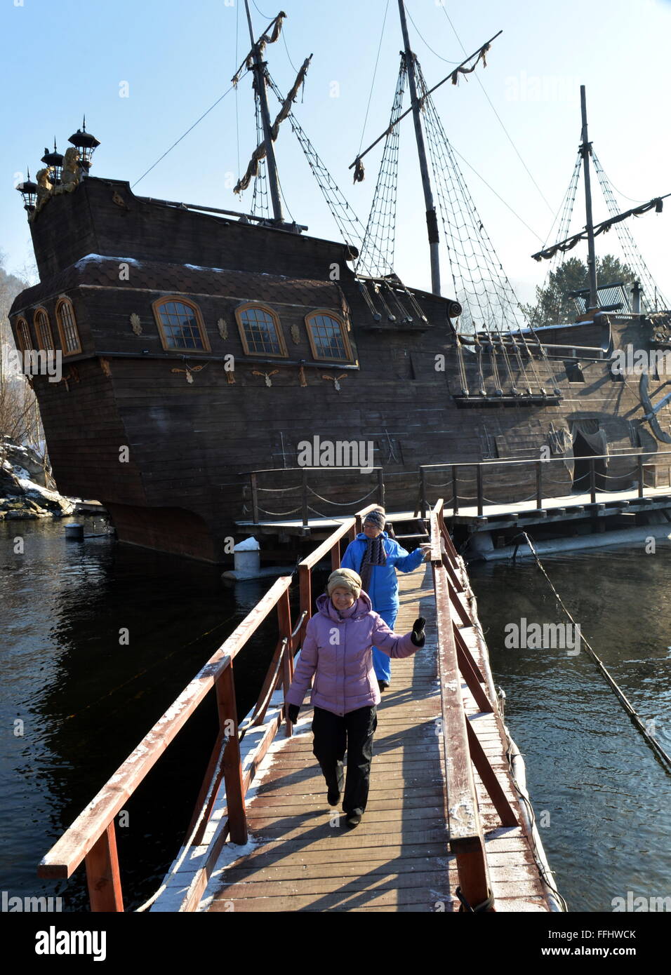 Chakassien, Russland. 14. Februar 2016. Eine Nachbildung des Captain Jack Sparrow Black Pearl Chakassien, Russland. 14. Februar 2016. Eine Nachbildung des Captain Jack Sparrow Black Pearl
