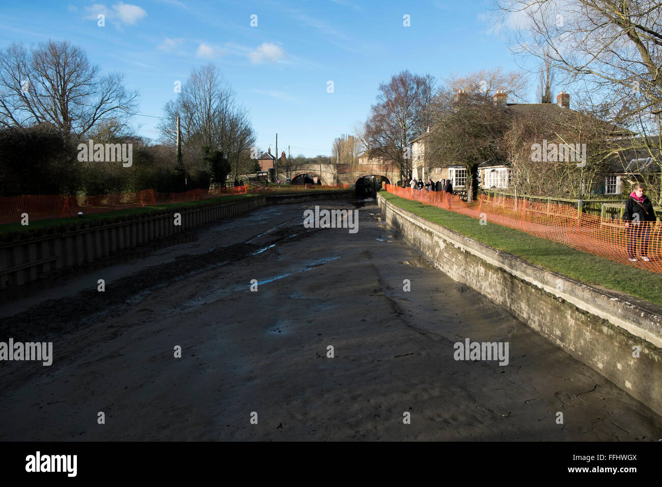 Durchlässige Kanal / lock am Lager Bruerne / Northamptonshire Stockfoto