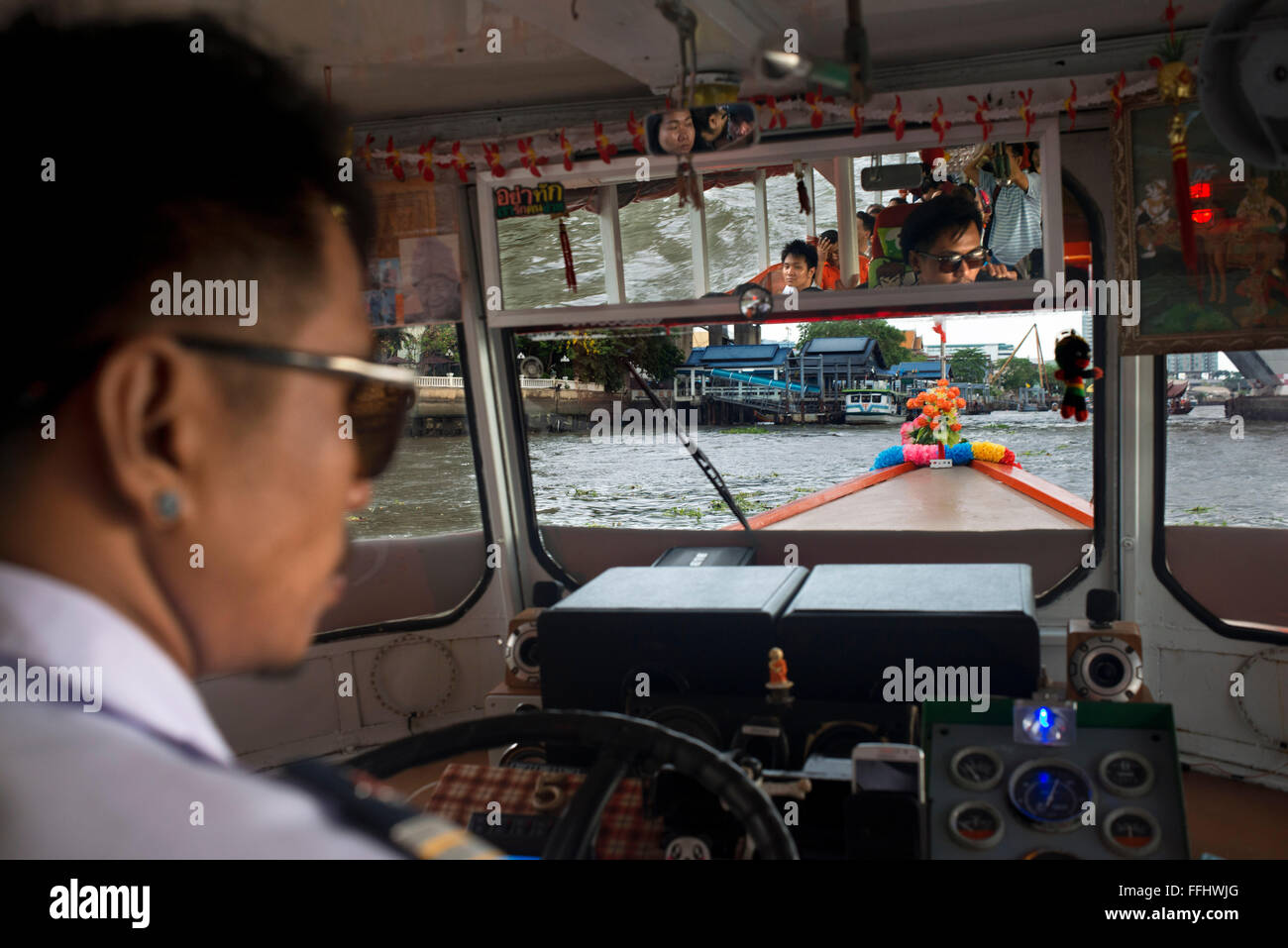 Chao Praya Express Boot Fahrer. Bangkok, in öffentlichen Boot, Fähre. Bangkok. Asien.  Der Fluss Chao Phraya macht eine gute Möglichkeit, g Stockfoto
