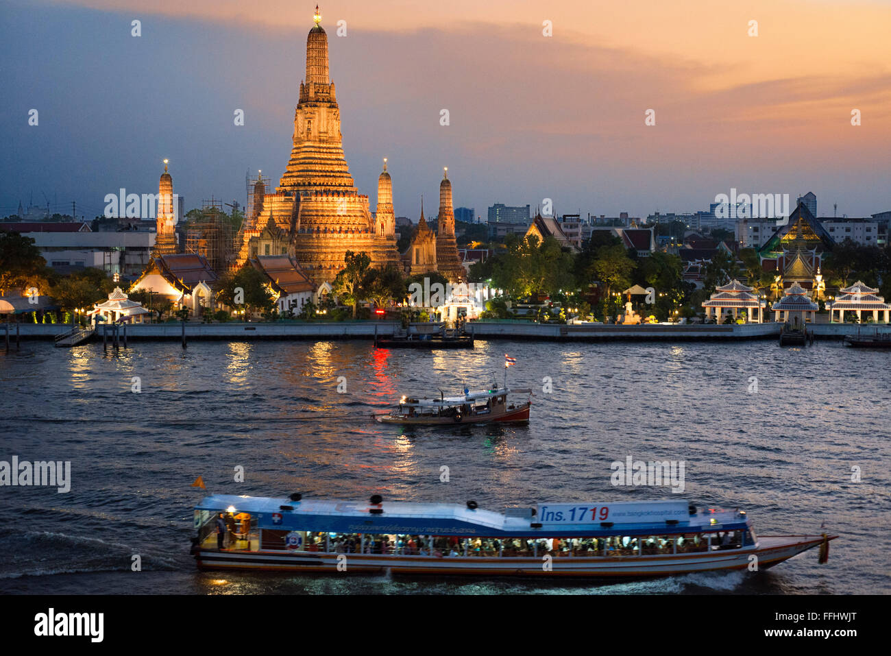 Landschaft bei Sonnenuntergang des Wat Arun Tempel von Chao Praya River vom Dach des Sala Rattanakosin Hotel. Bangkok. Thailand. Asien. Stockfoto