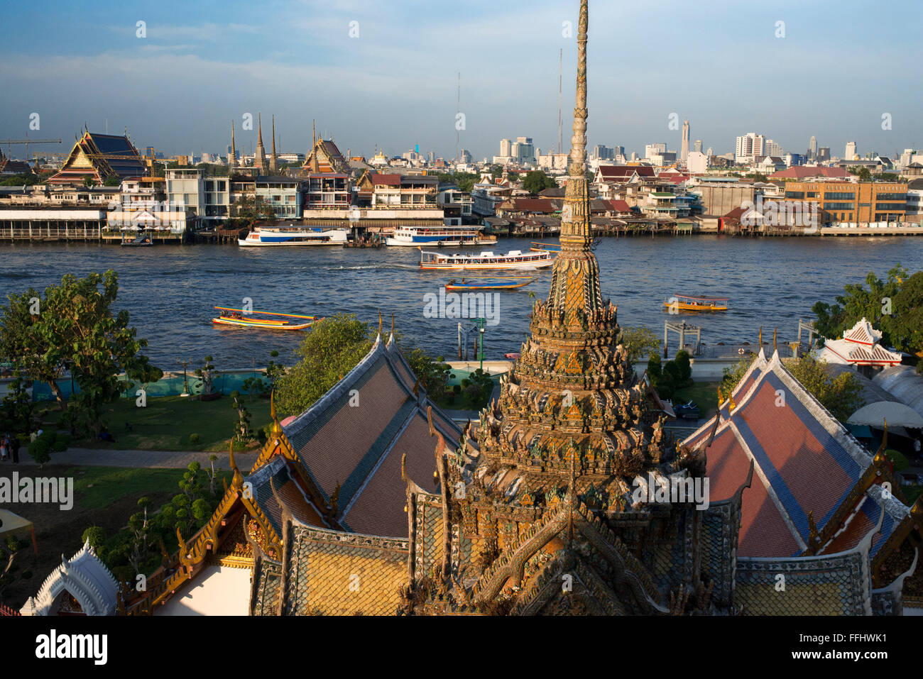 Landschaft bei Sonnenuntergang des Chao Praya River vom Wat Arun Tempel. Bangkok. Thailand. Asien. Wat Arun, Wat Chaeng lokal genannt ist Stockfoto