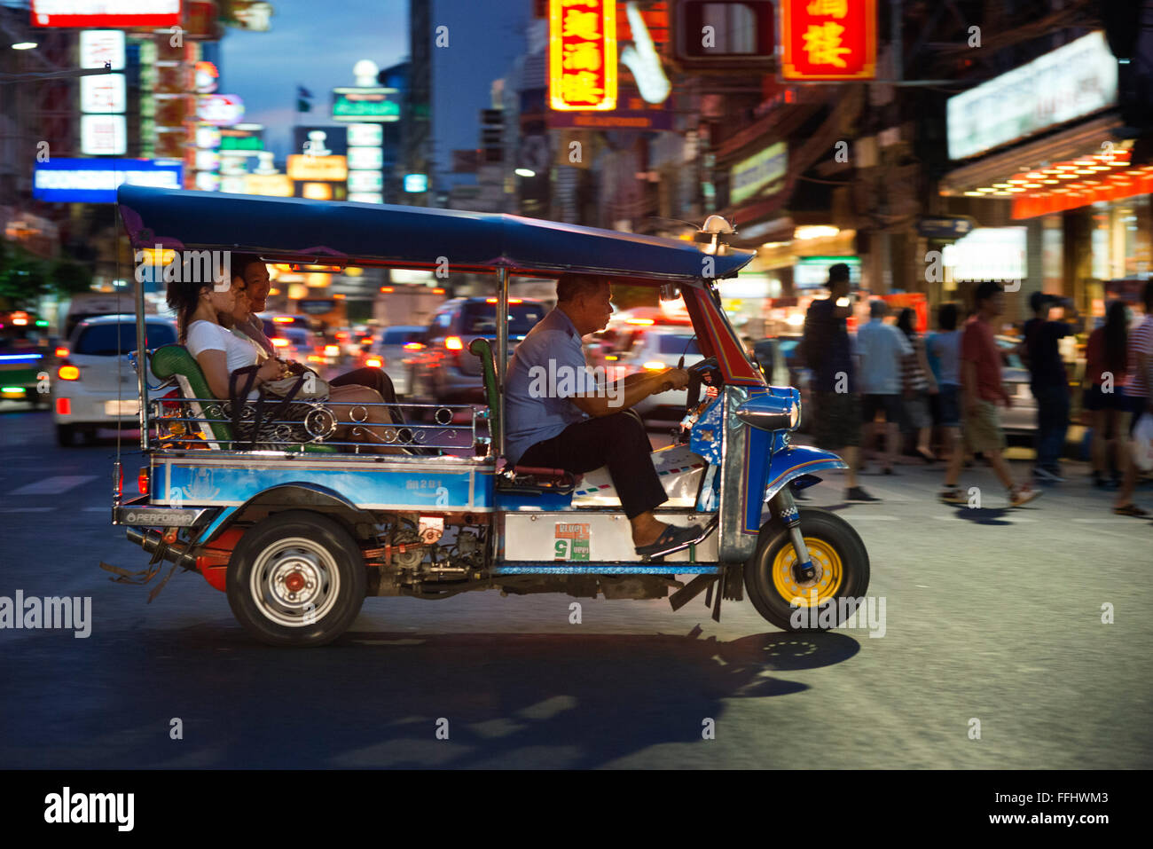 Tuk-Tuk auf der Straße. Blick auf Thanon Yaowarat Straße bei Nacht in Zentralthailand Chinatown-Viertel von Bangkok. Yaowarat und P Stockfoto