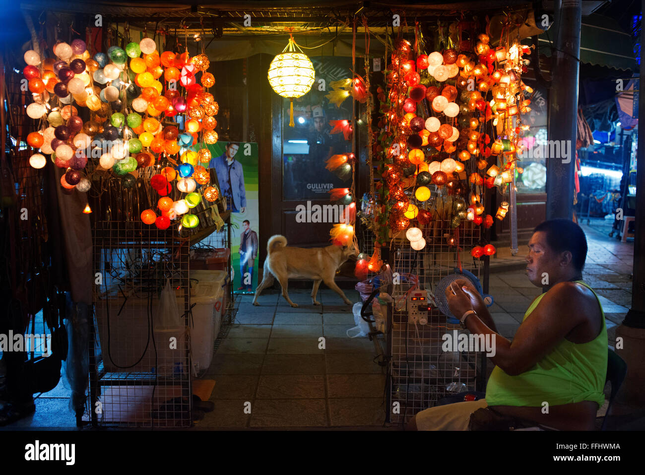 Farbe-Lampen-Verkäufer in der Khao San Road. Bangkok. Khaosan Road oder Khao San Road ist eine kurze Straße in Zentral-Bangkok, Thailand. Es ich Stockfoto