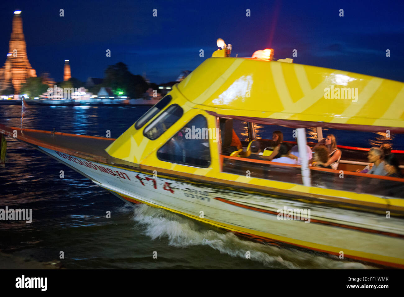 Chao Praya Express Boot in der Nacht. Bangkok, Boot, Fähre. Bangkok. Asien.  Der Fluss Chao Phraya macht eine große Möglichkeit, ar Stockfoto