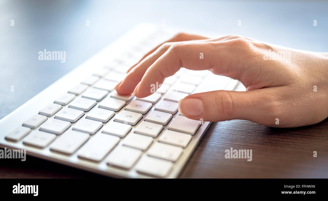 Weibliche Hände auf der Tastatur tippen. Stockfoto