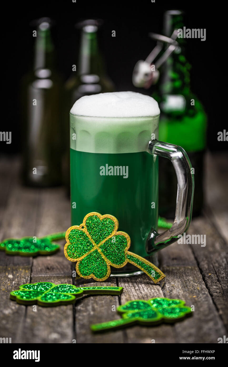 St Patricks Tag grüne Bier mit Kleeblatt Stockfoto