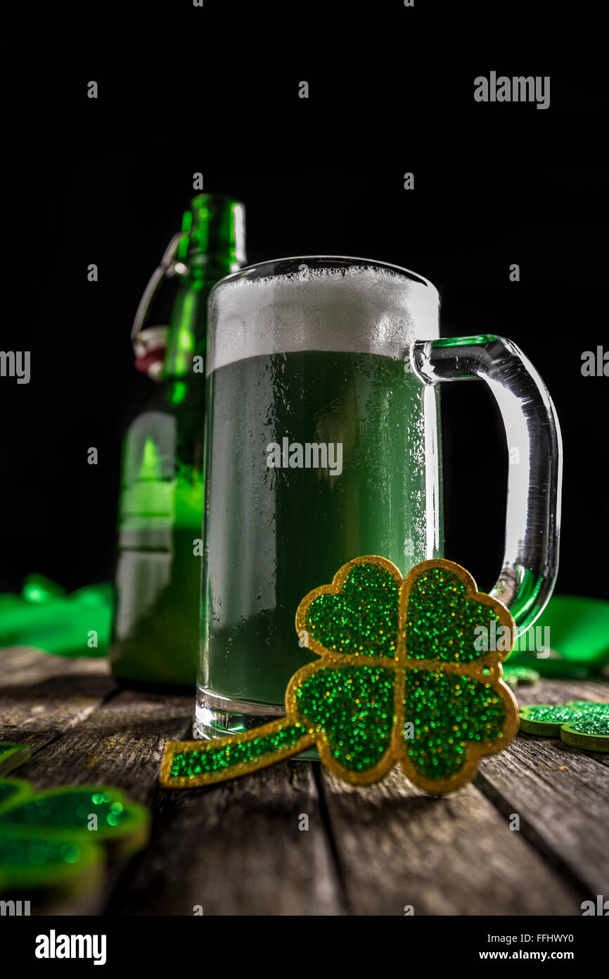St. Patricks Day Konzept auf rustikalem Holzbrett Hintergrund Stockfoto