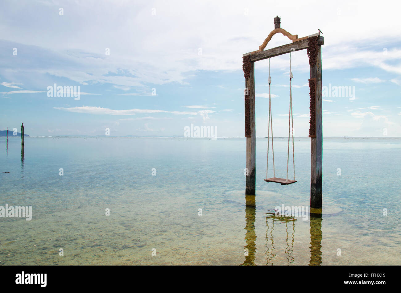Bali, Indonesien. Schaukel liegt im Ozean in der Nähe der Insel Gili. Stock Bild Stockfoto