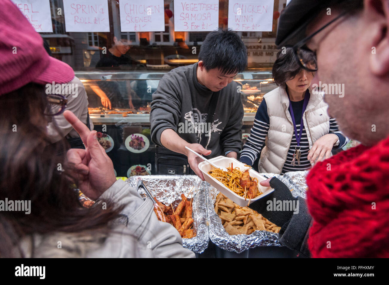 London, UK.  14. Februar 2016. Besucher genießen Sie chinesische Straße Essen während der Chinese New Year Festival statt um Chinatown feiert das Jahr des Affen.  Bildnachweis: Stephen Chung / Alamy Live News Stockfoto