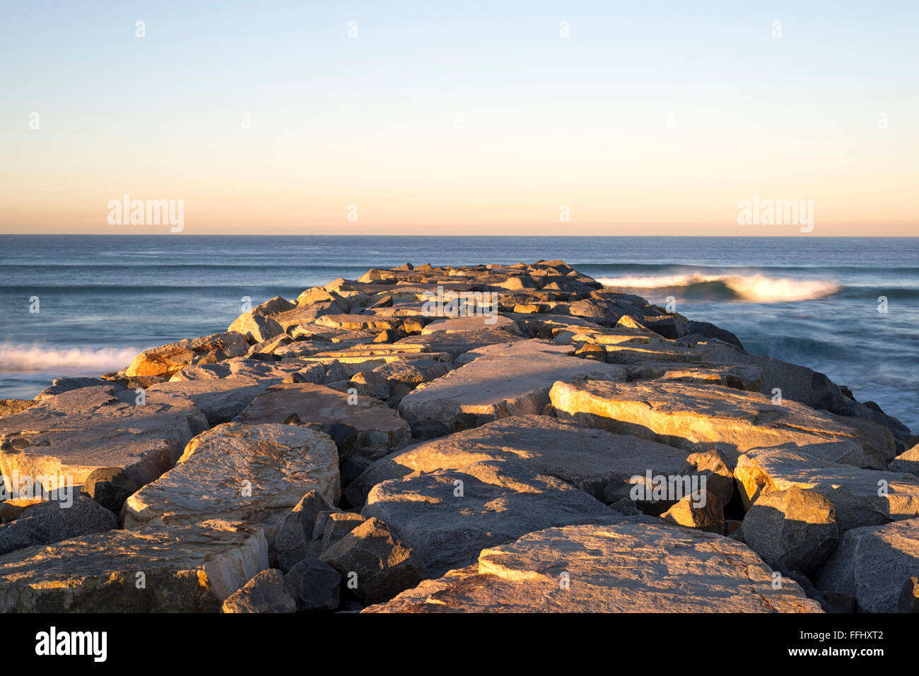 Rock-Steg, Ozean, Küste. Ponto Strand, Carlsbad, Kalifornien, USA. Stockfoto