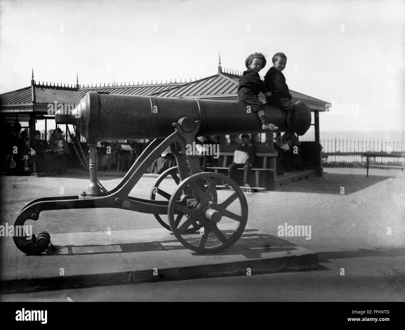 Viktorianische Familie Jungs sitzen auf Kanone in Hastings Britain 1905 Stockfoto