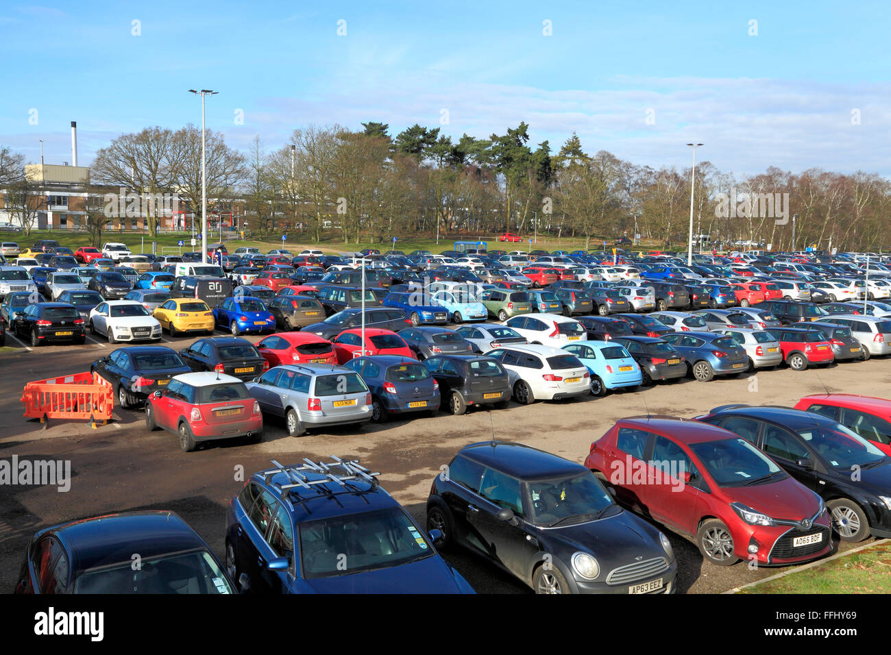 Parkplatz, Queen Elizabeth Hospital, Kings Lynn, Norfolk, England, NHS Krankenhäuser parkende Autos Stockfoto