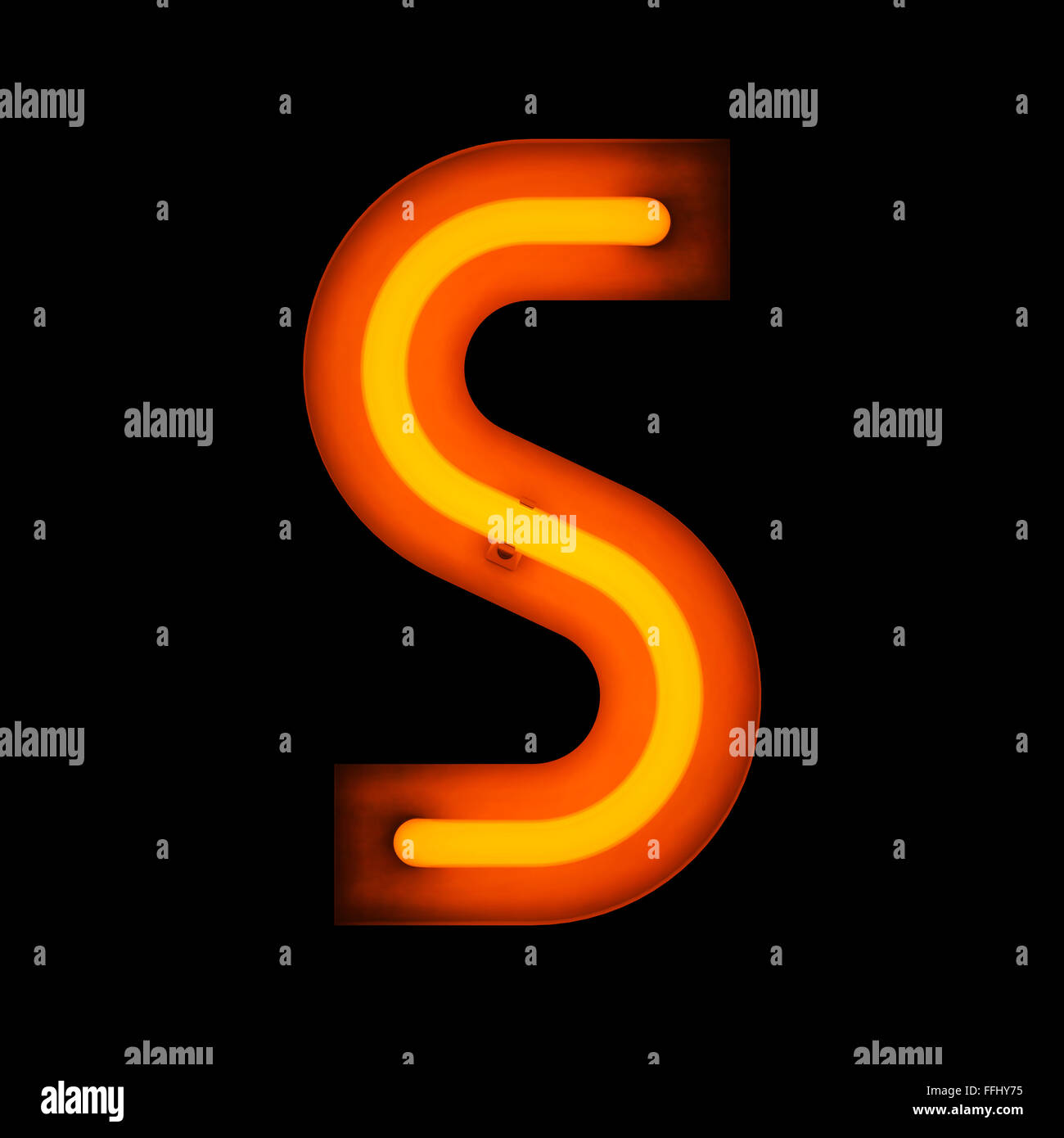 Neon Buchstaben S aus Neon Alphabet Sammlung isoliert auf schwarz Stockfoto