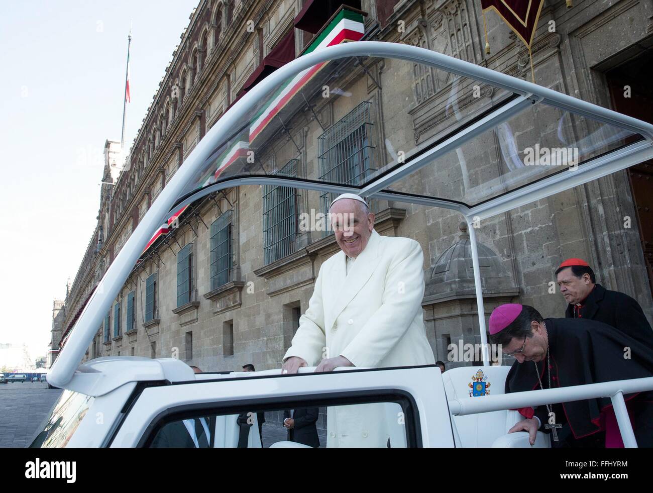 Mexico City, Mexiko. 13. Februar 2016. Papst Francis fährt der Nationalpalast in seinem Papamobil auf dem Weg zur Messe in der Basilika der Jungfrau von Guadalupe in Mexiko-Stadt, Mexiko 13. Februar 2016 feiern. Stockfoto