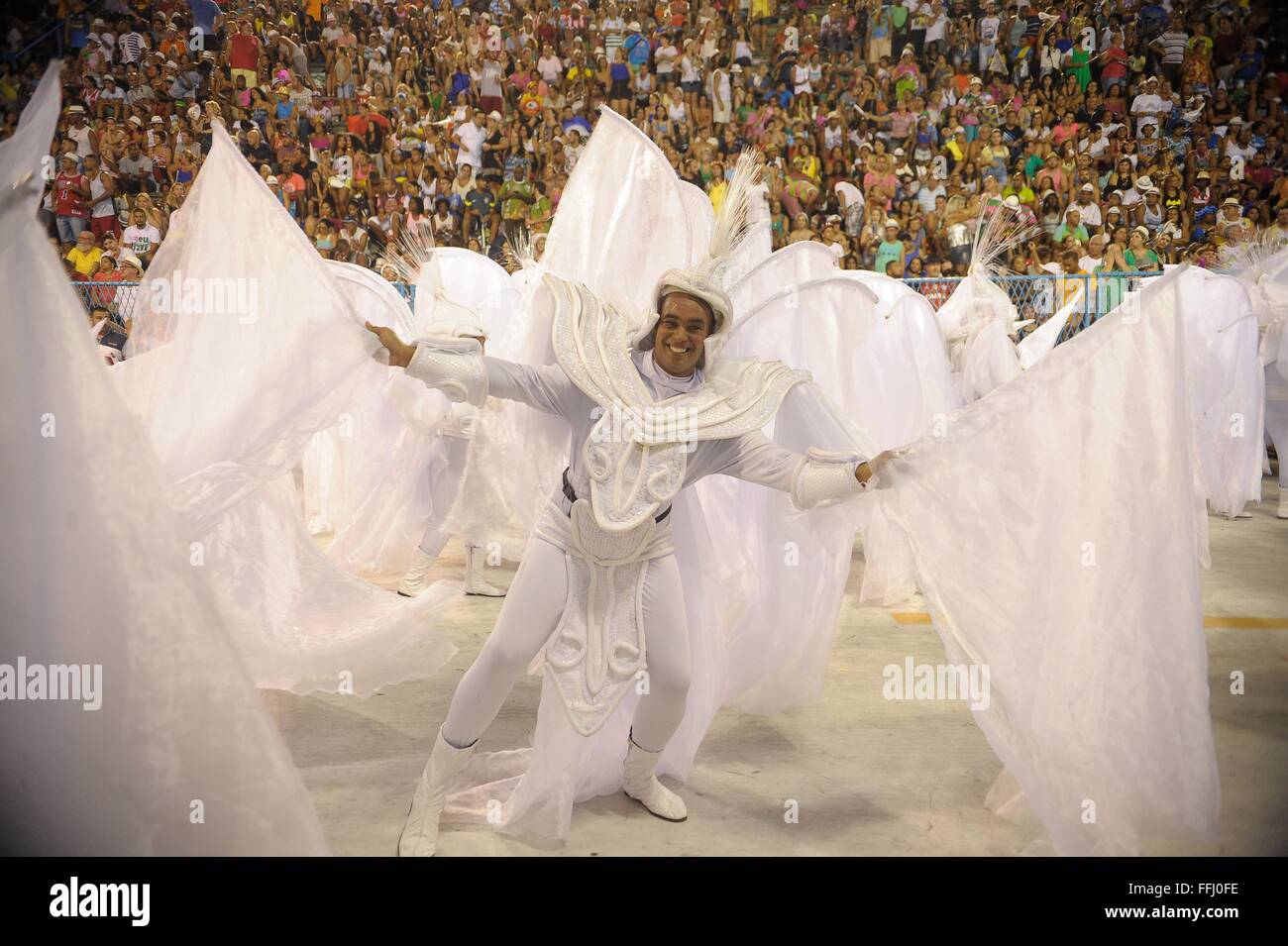 Kostümierte Samba Tänzer im Sambadrome während der Parade der Champions nach Rio Karneval 13. Februar 2016 in Rio De Janeiro, Brasilien. Die Parade feiert die Gewinner der Karneval-Samba-Wettbewerbe. Stockfoto