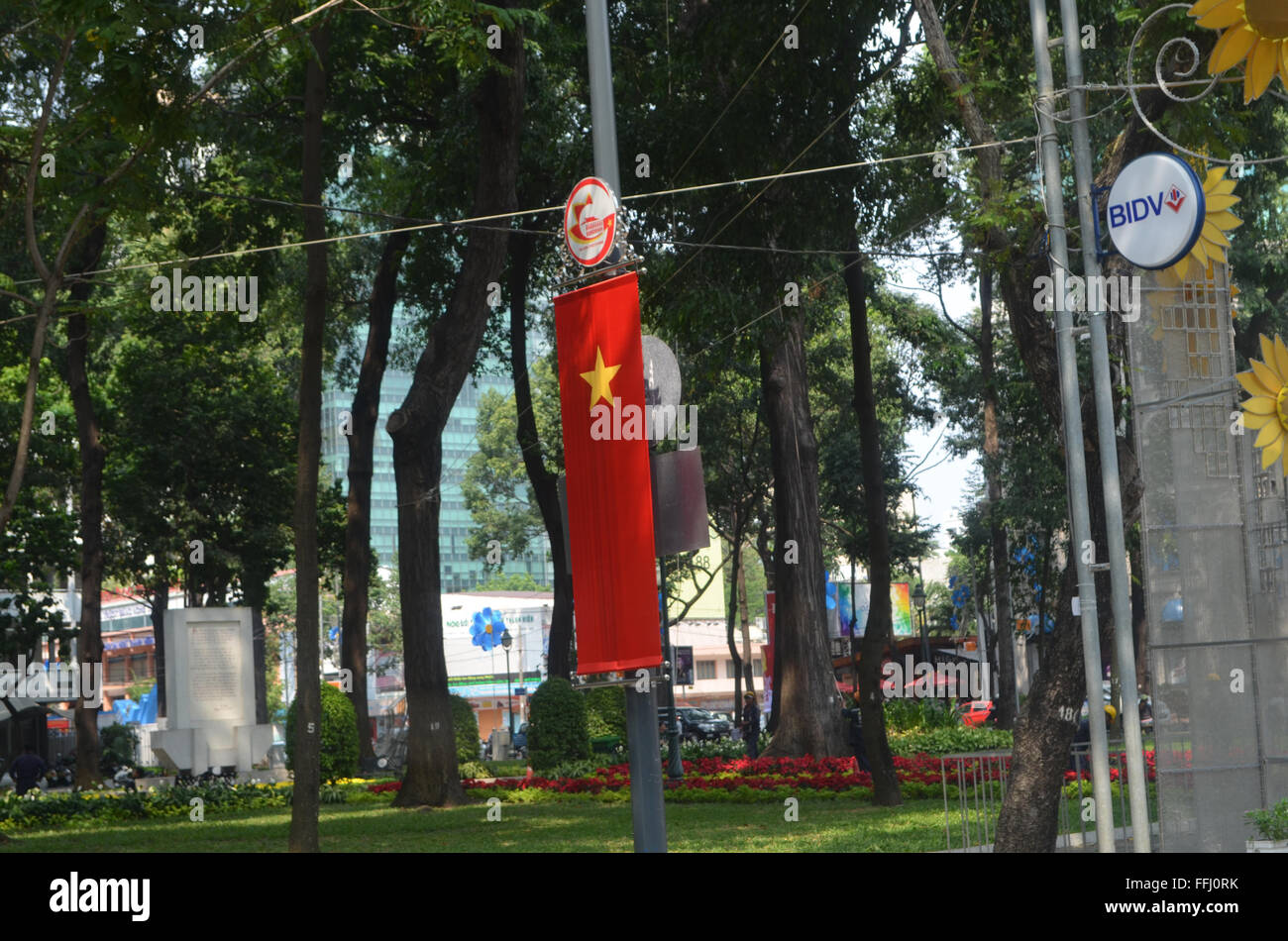 Saigon, Vietnam. Sie lieben ihre Flagge in Saigon, sie zeigen es auf jedem Laternenpfahl und Baum und andere Strecke Säule kann Stockfoto