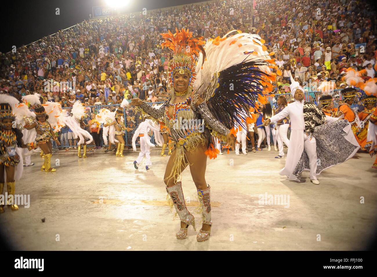 Kostümierte Samba Tänzer im Sambadrome während der Parade der Champions nach Rio Karneval 13. Februar 2016 in Rio De Janeiro, Brasilien. Die Parade feiert die Gewinner der Karneval-Samba-Wettbewerbe. Stockfoto